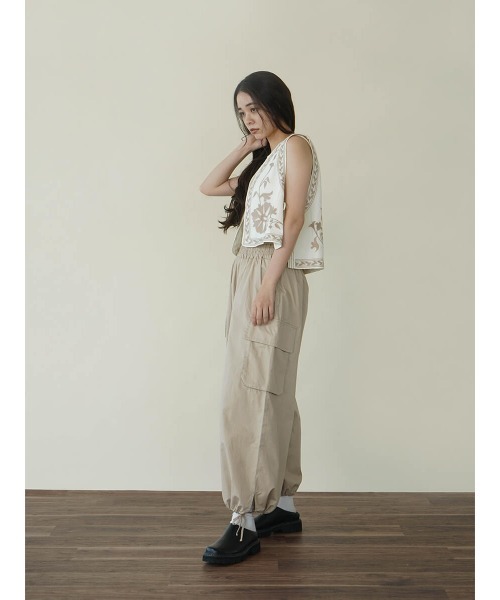 FIKA.(フィーカ)の「Cotton parachute pants(その他パンツ・レディース・カーキ/ネイビー/ベージュ・MEDIUM)」の6枚目の写真