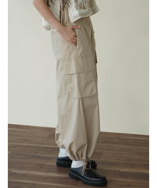 FIKA.(フィーカ)の「Cotton parachute pants(その他パンツ・レディース・カーキ/ネイビー/ベージュ・MEDIUM)」の8枚目の写真