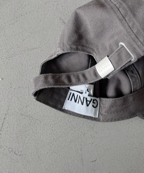 GANNI（ガニー）の「GANNI Cap Hat（キャップ・メンズ・アッシュグレー・ONE SIZE）」の4枚目の写真