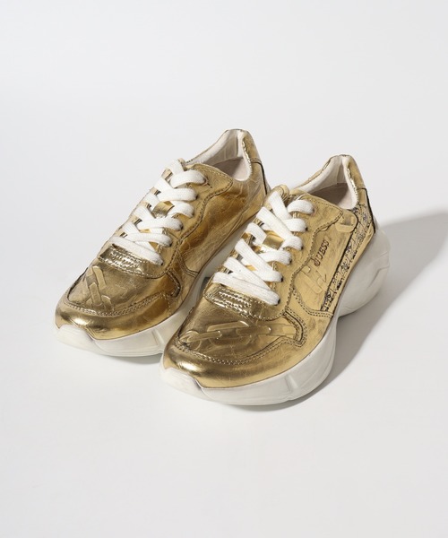Guess（ゲス）の「GUESS VITERBO ゴールド 厚底 スニーカー（スニーカー・レディース・ゴールド・41/40/43/42/39）」の2枚目の写真