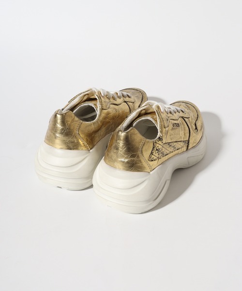 Guess（ゲス）の「GUESS VITERBO ゴールド 厚底 スニーカー（スニーカー・レディース・ゴールド・41/40/43/42/39）」の11枚目の写真