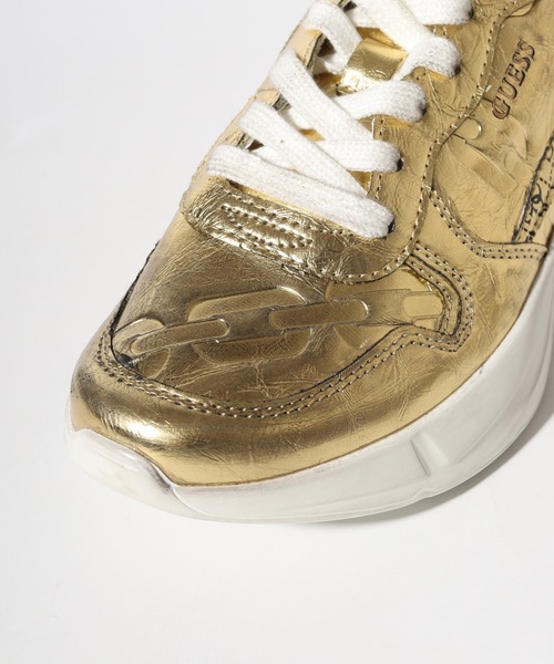 Guess（ゲス）の「GUESS VITERBO ゴールド 厚底 スニーカー（スニーカー・レディース・ゴールド・41/40/43/42/39）」の5枚目の写真