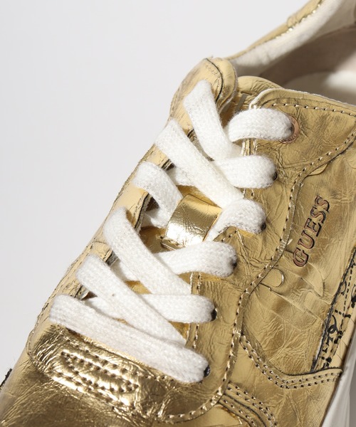 Guess（ゲス）の「GUESS VITERBO ゴールド 厚底 スニーカー（スニーカー・レディース・ゴールド・41/40/43/42/39）」の4枚目の写真