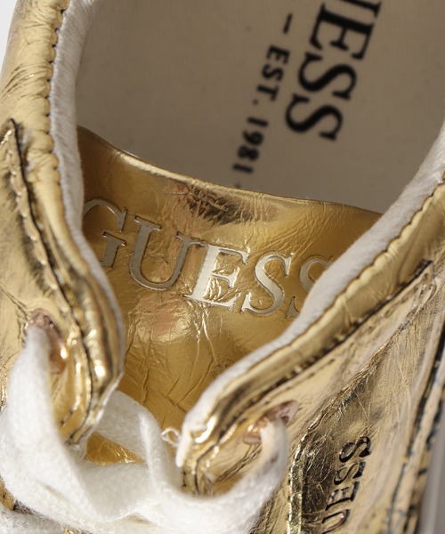Guess（ゲス）の「GUESS VITERBO ゴールド 厚底 スニーカー（スニーカー・レディース・ゴールド・41/40/43/42/39）」の3枚目の写真