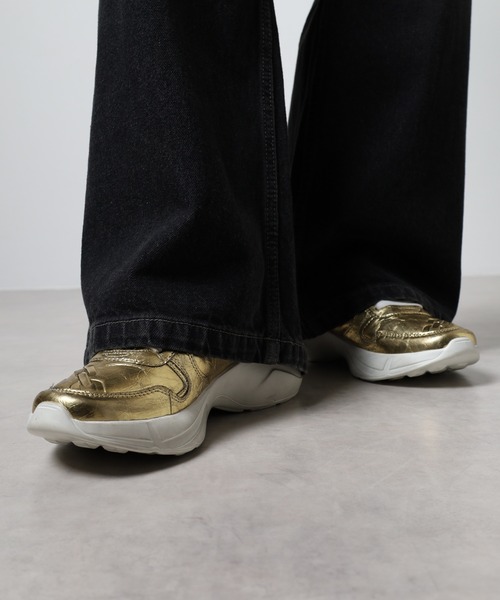 Guess（ゲス）の「GUESS VITERBO ゴールド 厚底 スニーカー（スニーカー・レディース・ゴールド・41/40/43/42/39）」の16枚目の写真