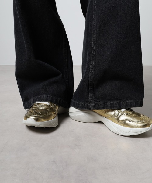 Guess（ゲス）の「GUESS VITERBO ゴールド 厚底 スニーカー（スニーカー・レディース・ゴールド・41/40/43/42/39）」の17枚目の写真