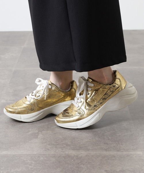 Guess（ゲス）の「GUESS VITERBO ゴールド 厚底 スニーカー（スニーカー・レディース・ゴールド・41/40/43/42/39）」の19枚目の写真