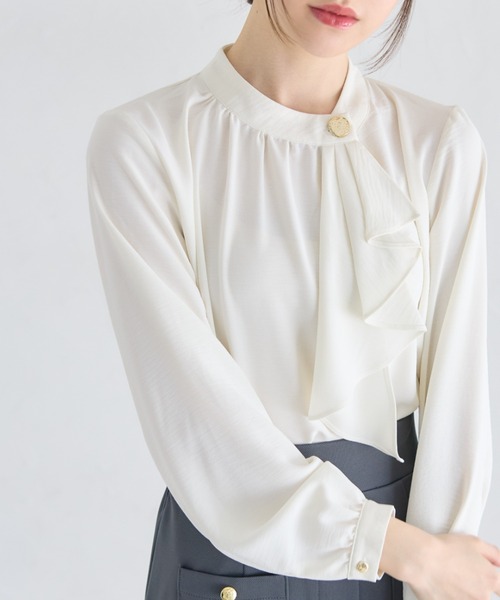 tocco closet(トッコ クローゼット)の「ゴールド釦ラッフルフリルブラウス(シャツ/ブラウス・レディース・ブラック/オフホワイト/ブルー・M)」の1枚目の写真