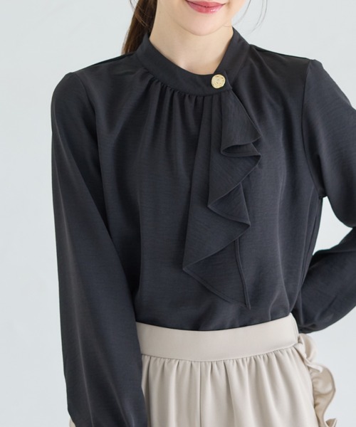 tocco closet(トッコ クローゼット)の「ゴールド釦ラッフルフリルブラウス(シャツ/ブラウス・レディース・ブラック/オフホワイト/ブルー・M)」の3枚目の写真