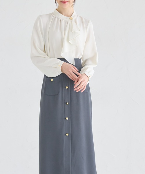 tocco closet(トッコ クローゼット)の「ゴールド釦ラッフルフリルブラウス(シャツ/ブラウス・レディース・ブラック/オフホワイト/ブルー・M)」の5枚目の写真