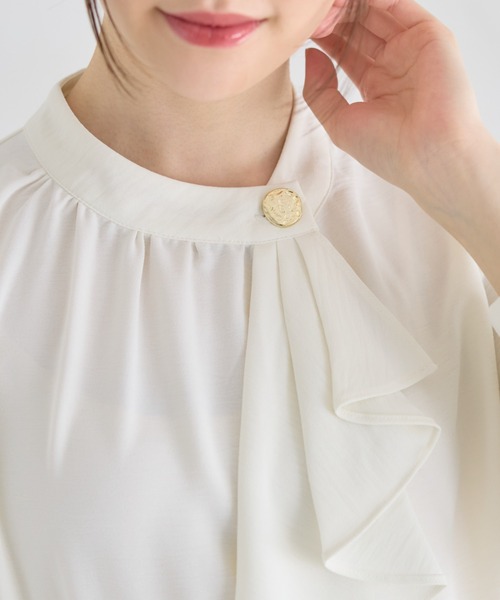 tocco closet(トッコ クローゼット)の「ゴールド釦ラッフルフリルブラウス(シャツ/ブラウス・レディース・ブラック/オフホワイト/ブルー・M)」の8枚目の写真