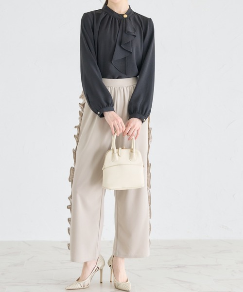 tocco closet(トッコ クローゼット)の「ゴールド釦ラッフルフリルブラウス(シャツ/ブラウス・レディース・ブラック/オフホワイト/ブルー・M)」の9枚目の写真