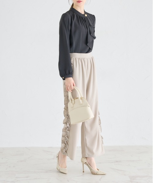 tocco closet(トッコ クローゼット)の「ゴールド釦ラッフルフリルブラウス(シャツ/ブラウス・レディース・ブラック/オフホワイト/ブルー・M)」の10枚目の写真