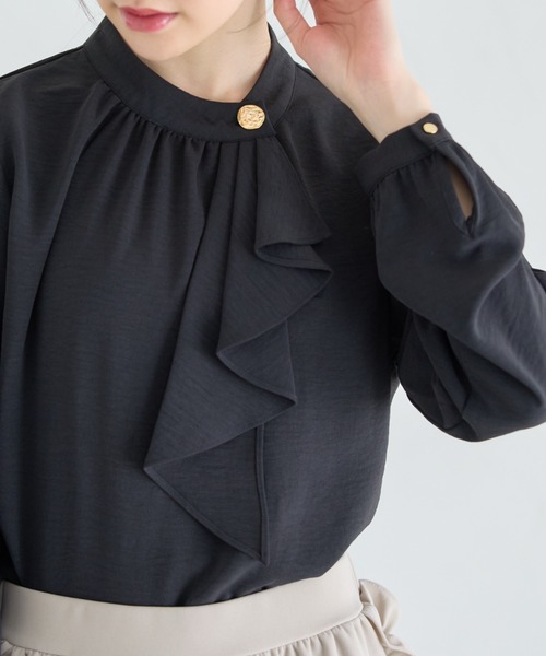 tocco closet(トッコ クローゼット)の「ゴールド釦ラッフルフリルブラウス(シャツ/ブラウス・レディース・ブラック/オフホワイト/ブルー・M)」の13枚目の写真