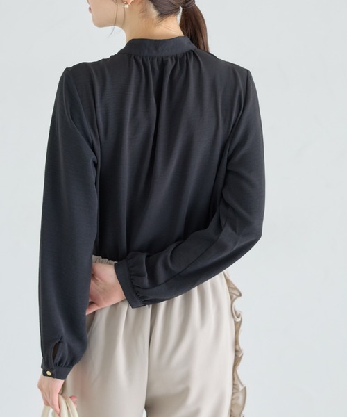 tocco closet(トッコ クローゼット)の「ゴールド釦ラッフルフリルブラウス(シャツ/ブラウス・レディース・ブラック/オフホワイト/ブルー・M)」の12枚目の写真