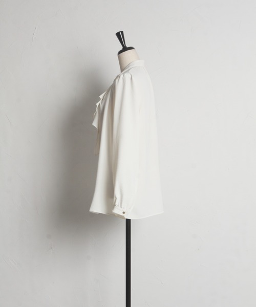 tocco closet(トッコ クローゼット)の「ゴールド釦ラッフルフリルブラウス(シャツ/ブラウス・レディース・ブラック/オフホワイト/ブルー・M)」の22枚目の写真
