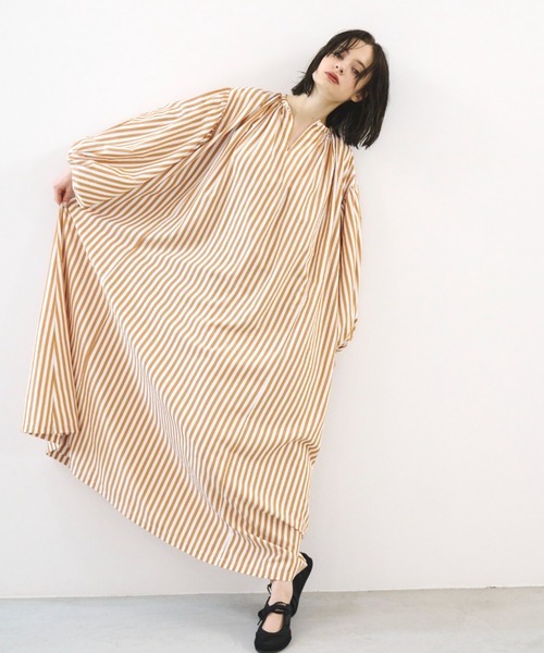 PERNA(ペルナ)の「ストライプロングスリーブギャザーワンピース(ワンピース・レディース・ネイビー/ブラウン・LARGE/MEDIUM)」の21枚目の写真