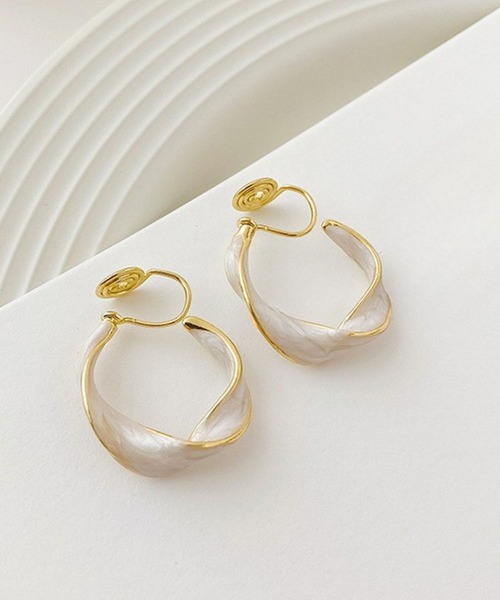 yu-ka(ユーカ)の「YU-KA:レトロツイストイヤリング rétro twist earring(イヤリング・レディース・ホワイト・FREE)」の1枚目の写真