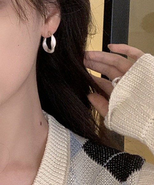 yu-ka(ユーカ)の「YU-KA:レトロツイストイヤリング rétro twist earring(イヤリング・レディース・ホワイト・FREE)」の2枚目の写真