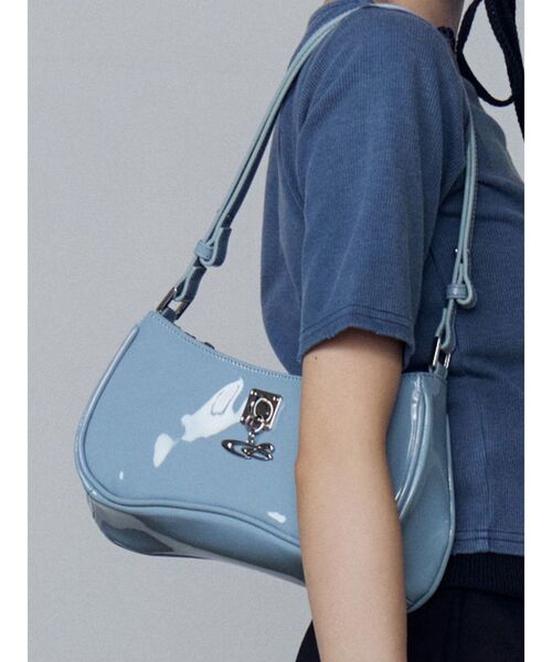 EMODA（エモダ）の「チャームエナメルショルダーバッグ（ショルダーバッグ・レディース・ブラック/ホワイト/ブルー・FREE）」の3枚目の写真
