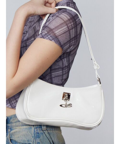 EMODA（エモダ）の「チャームエナメルショルダーバッグ（ショルダーバッグ・レディース・ブラック/ホワイト/ブルー・FREE）」の6枚目の写真