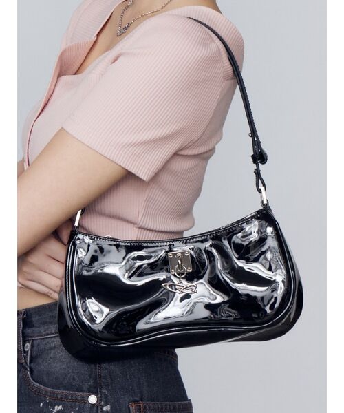 EMODA（エモダ）の「チャームエナメルショルダーバッグ（ショルダーバッグ・レディース・ブラック/ホワイト/ブルー・FREE）」の11枚目の写真