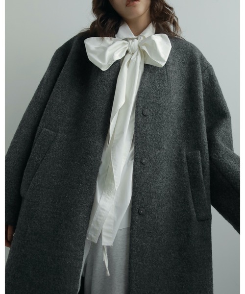 anuke（アンヌーク）の「Collarless Cocoon Coat（ステンカラーコート