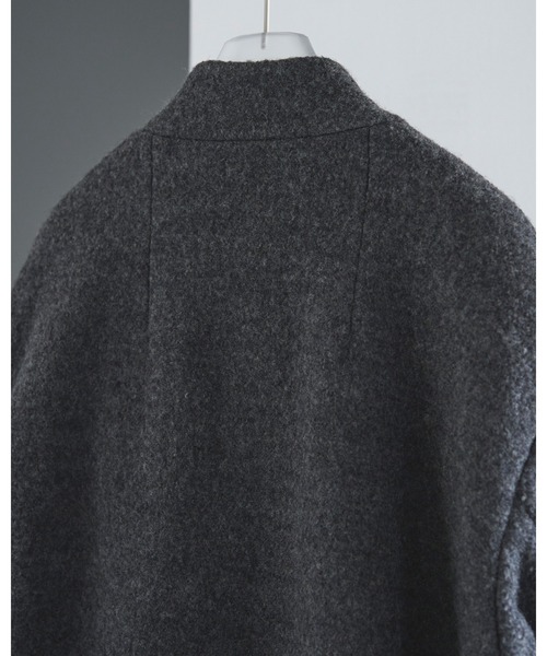 anuke（アンヌーク）の「Collarless Cocoon Coat（ステンカラーコート
