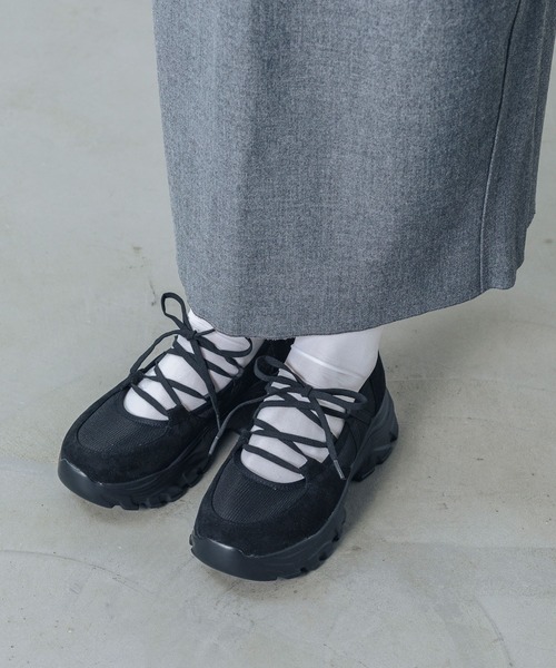 EVOL（イーボル）の「【S-LLサイズ展開・軽量】クロスレースアップスニーカー IZ5850（スニーカー・レディース・ブラウン/ブラック・LL/S/M/L）」の3枚目の写真