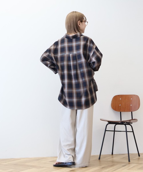 AMERICAN HOLIC（アメリカンホリック）の「イージーケアチェックシャツ【360°着こなしシャツ】（シャツ/ブラウス・レディース・アイボリー/ブラック/ブルー/ライトグレー/グリーン/オレンジ・M/L）」の21枚目の写真