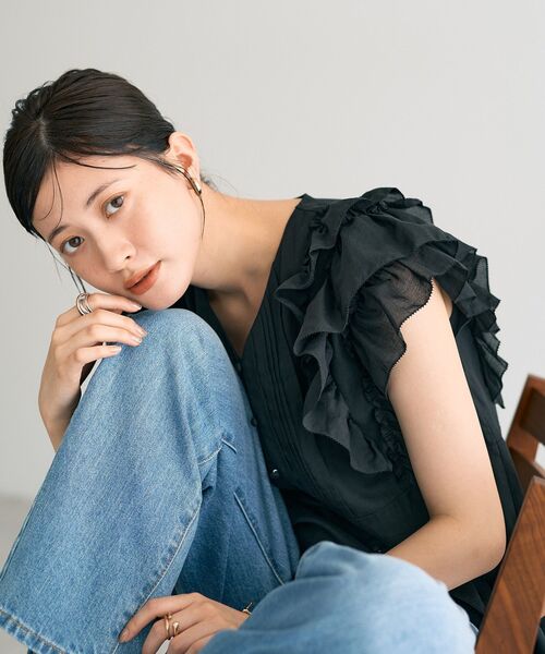 YECCA VECCA（イェッカヴェッカ）の「ラッフルVネックブラウス（シャツ/ブラウス・レディース・オレンジ/アイボリー/ブラック・FREE）」の6枚目の写真