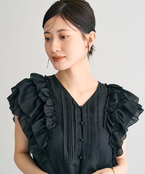 YECCA VECCA（イェッカヴェッカ）の「ラッフルVネックブラウス（シャツ/ブラウス・レディース・オレンジ/アイボリー/ブラック・FREE）」の7枚目の写真