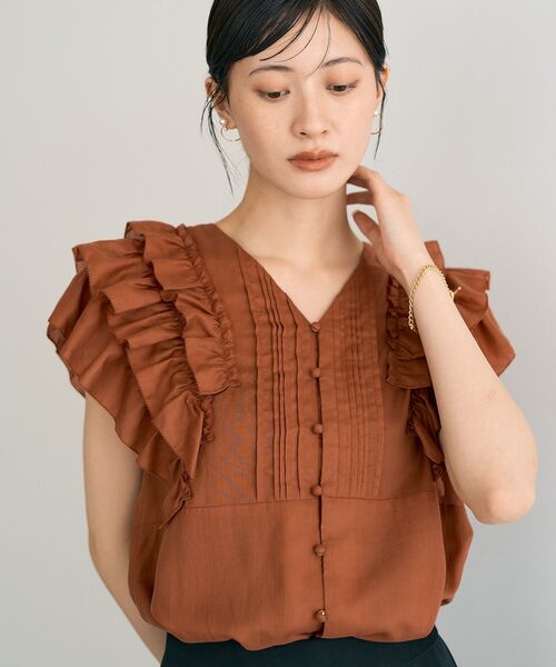 YECCA VECCA（イェッカヴェッカ）の「ラッフルVネックブラウス（シャツ/ブラウス・レディース・オレンジ/アイボリー/ブラック・FREE）」の3枚目の写真