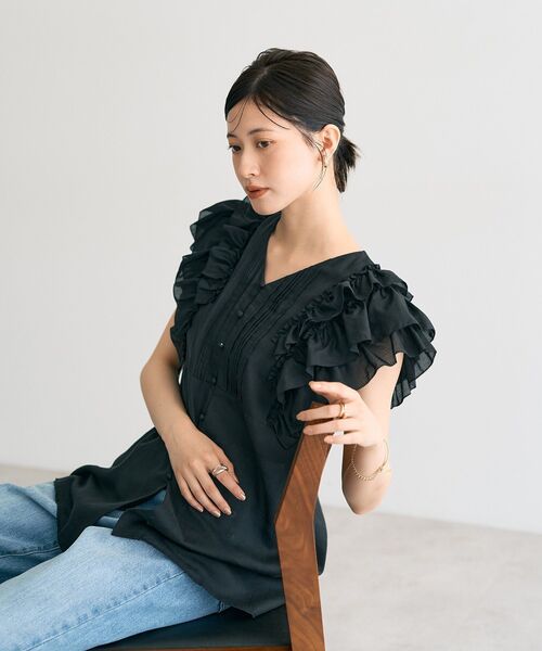 YECCA VECCA（イェッカヴェッカ）の「ラッフルVネックブラウス（シャツ/ブラウス・レディース・オレンジ/アイボリー/ブラック・FREE）」の2枚目の写真