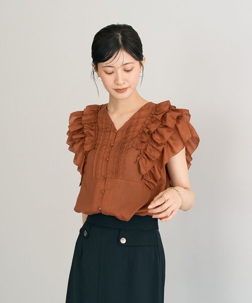 YECCA VECCA（イェッカヴェッカ）の「ラッフルVネックブラウス（シャツ/ブラウス・レディース・オレンジ/アイボリー/ブラック・FREE）」の4枚目の写真