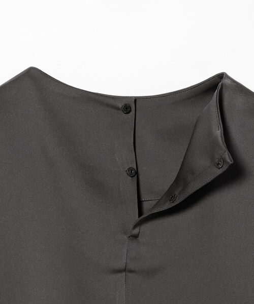 EFFE BEAMS(エッフェビームス)の「M・fil / サテン ドレープ ブラウス(シャツ/ブラウス・レディース・チャコールグレー・ONE SIZE)」の6枚目の写真