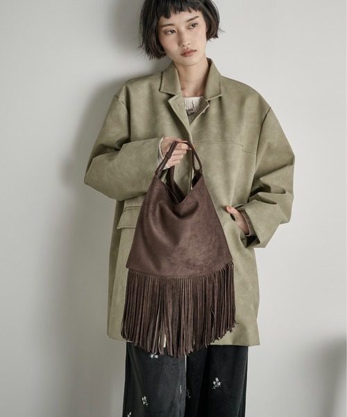 THE YOn(ザヨン)の「フリンジフェイクスウェードバッグ(ショルダーバッグ・レディース・ブラウン/ピンク/ブラック/ナチュラル・FREE)」の17枚目の写真