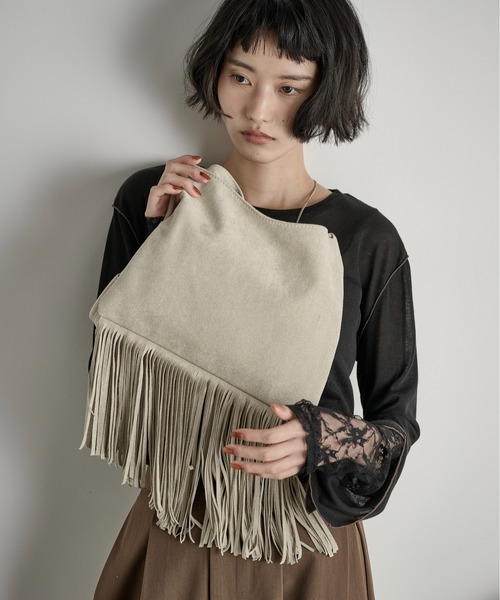THE YOn(ザヨン)の「フリンジフェイクスウェードバッグ(ショルダーバッグ・レディース・ブラウン/ピンク/ブラック/ナチュラル・FREE)」の6枚目の写真