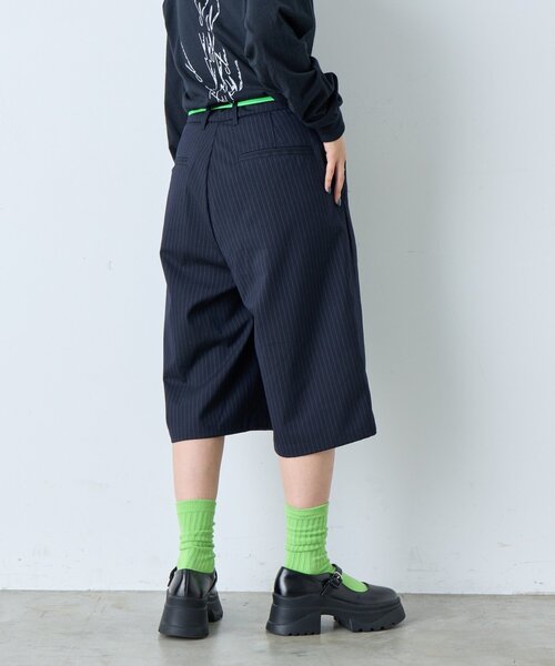 WHIMSIC（ウィムジック）の「【UNISEX/2サイズ展開】ピンストライプワイドショーツ（その他パンツ・メンズ・ネイビー・2/1）」の2枚目の写真