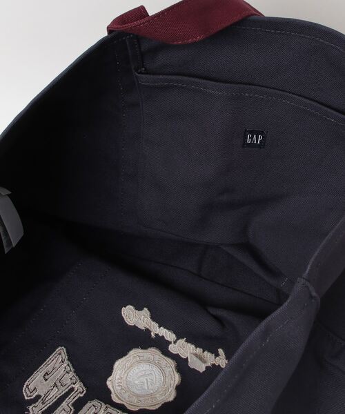 GAP(ギャップ)の「バーシティgapロゴ トートバッグ(トートバッグ・レディース・ネイビー/ベージュ・ONE SIZE)」の7枚目の写真