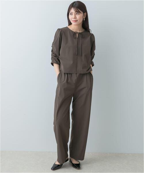 F by ROSSO(エフバイロッソ)の「F by ROSSO 撥水ストレッチブラウス+イージーパンツ(セットアップ・レディース・ブラック/ブラウン・38/36)」の2枚目の写真