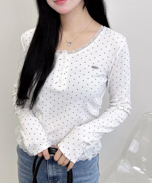 セール】ヘンリーネックレース付プレートロゴ長袖リブドットトップス