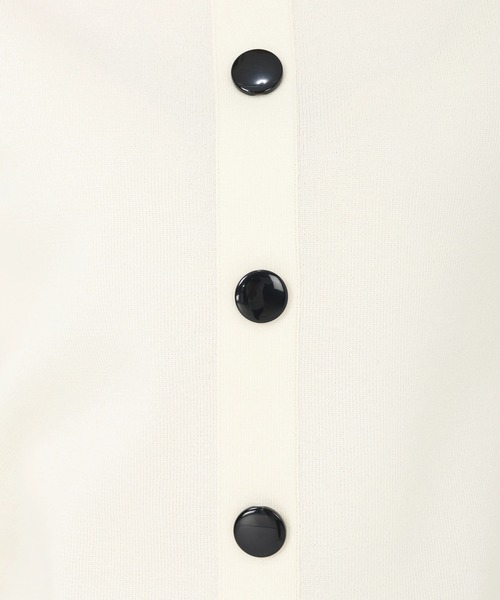 STRAWBERRY-FIELDS（ストロベリーフィールズ）の「シェリール_前後２way配色釦ニットプルオーバー（ニット/セーター・レディース・ブラック/オフホワイト・2）」の9枚目の写真