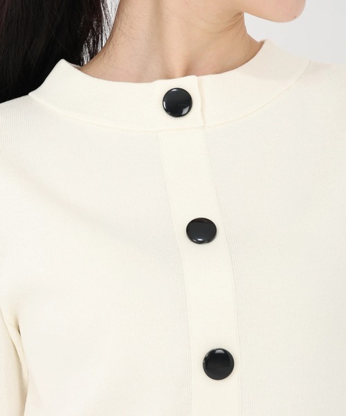 STRAWBERRY-FIELDS（ストロベリーフィールズ）の「シェリール_前後２way配色釦ニットプルオーバー（ニット/セーター・レディース・ブラック/オフホワイト・2）」の6枚目の写真