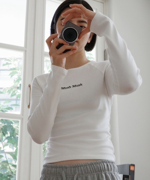 muahmuah(ムーアムーア)の「A'GEM/9 × .kom 『muah muah/ムーアムーア』 SOFT RAGLAN NAPPING T-SHIRT/ラグラン 起毛長袖Tシャツ(Tシャツ/カットソー・レディース・ホワイト/ブルー/ブラック/グレー・FREE)」の2枚目の写真
