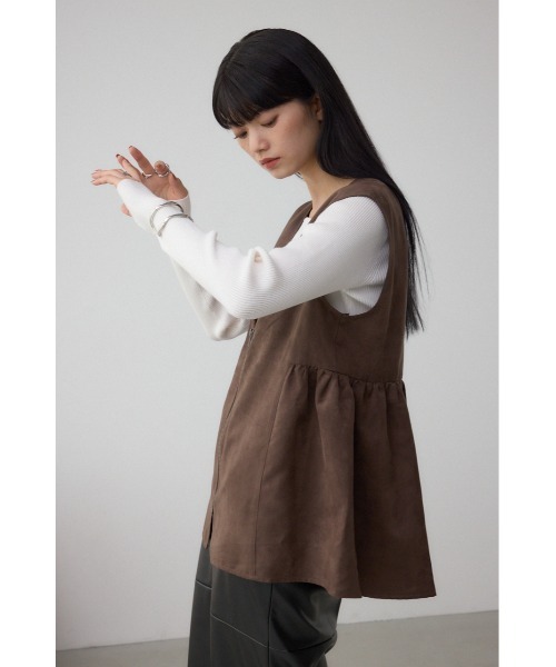 AZUL by moussy(アズールバイマウジー)の「Vネックスエードギャザーベスト(ベスト・レディース・アイボリー/ブラウン・FREE)」の1枚目の写真