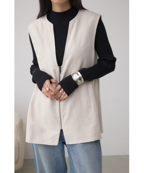 AZUL by moussy(アズールバイマウジー)の「Vネックスエードギャザーベスト(ベスト・レディース・アイボリー/ブラウン・FREE)」の2枚目の写真