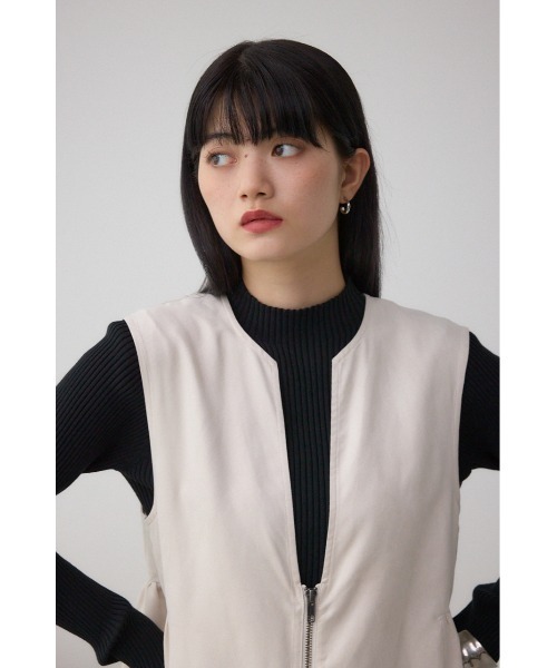 AZUL by moussy(アズールバイマウジー)の「Vネックスエードギャザーベスト(ベスト・レディース・アイボリー/ブラウン・FREE)」の3枚目の写真