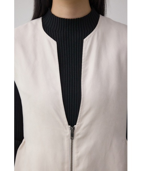 AZUL by moussy(アズールバイマウジー)の「Vネックスエードギャザーベスト(ベスト・レディース・アイボリー/ブラウン・FREE)」の9枚目の写真