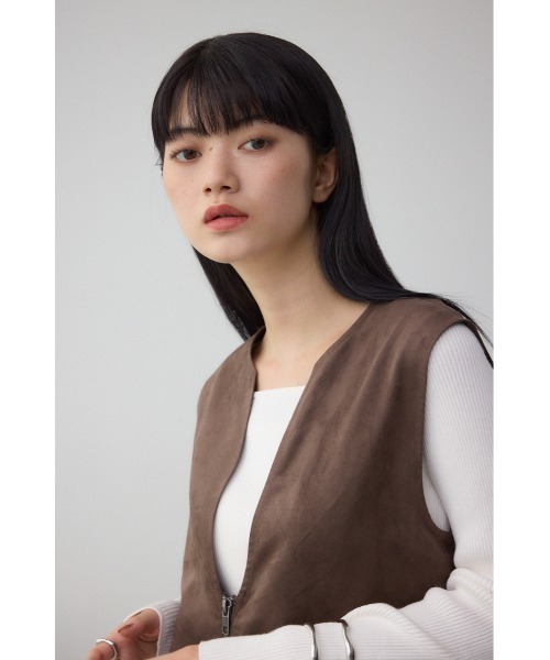 AZUL by moussy(アズールバイマウジー)の「Vネックスエードギャザーベスト(ベスト・レディース・アイボリー/ブラウン・FREE)」の12枚目の写真